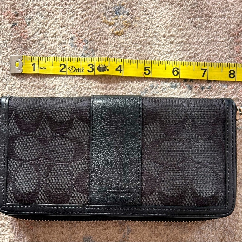 Excellent Preloved zip around Coach wallet.